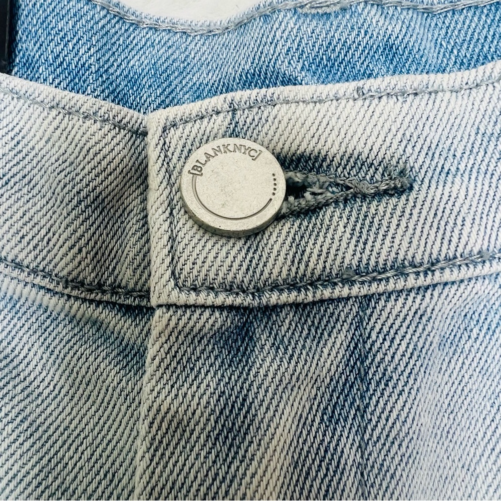 BLANK NYC The Fulton Light Wash Raw Hem Blue Jean High Waist Shorts Size 30 - Picture 3 of 9